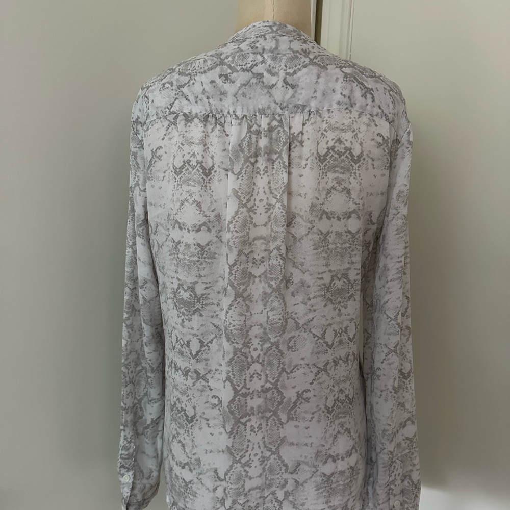 Liz Claiborne (M) blouse: front buttons w/long sleeves and stand up collar. - Picture 5 of 9